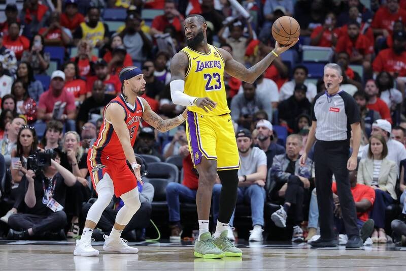 Lakers Thrive in Playoff Clash, Defeat Pelicans